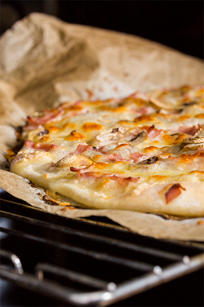 Primer plano de una pizza cocinándose en un horno